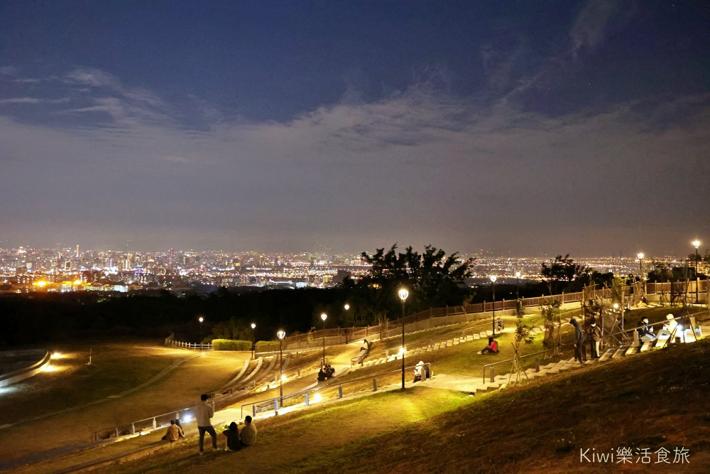 台中景點｜望高寮夜景公園～浪漫的約會聖地躺草坪看星空、夜景景觀平台近東海夜市.嶺東彩虹眷村周邊景點推薦