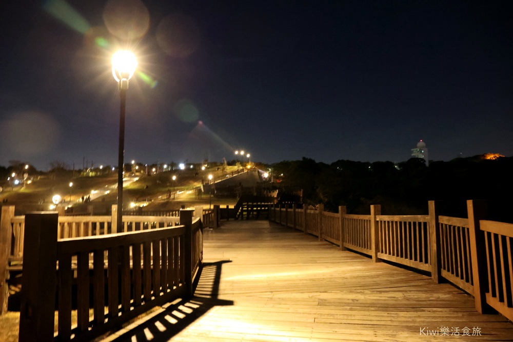 台中景點｜望高寮夜景公園～浪漫的約會聖地躺草坪看星空、夜景景觀平台近東海夜市.嶺東彩虹眷村周邊景點推薦