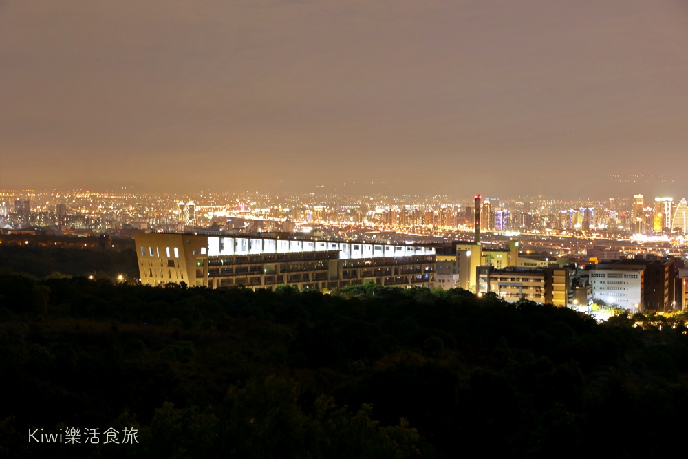 台中景點｜望高寮夜景公園～浪漫的約會聖地躺草坪看星空、夜景景觀平台近東海夜市.嶺東彩虹眷村周邊景點推薦