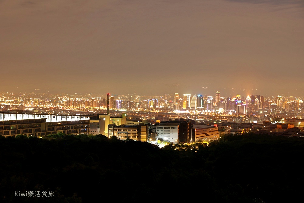 台中景點｜望高寮夜景公園～浪漫的約會聖地躺草坪看星空、夜景景觀平台近東海夜市.嶺東彩虹眷村周邊景點推薦