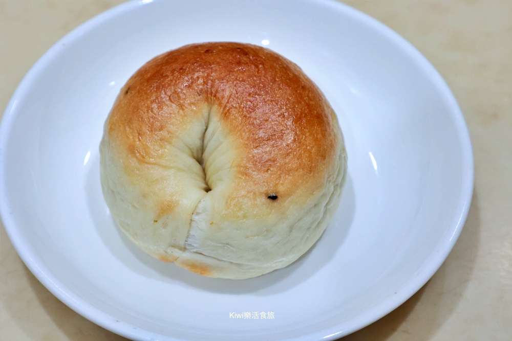 南投埔里菓菓烘焙貝果專賣.埔里隱藏鄉間貝果店.埔里美食小吃推薦琥珀蜜糖色的布蕾焦糖貝果現烤好吃.kiwi樂活食旅部落客推薦埔里在地小吃美食炳叔烤玉米埔里店