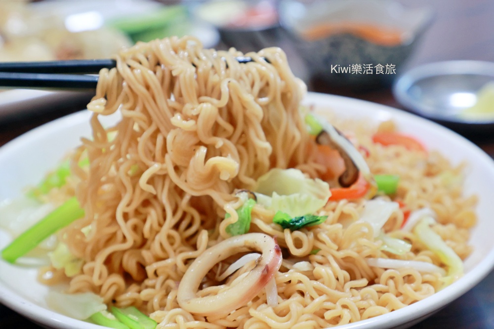 kiwi樂活食旅推薦彰化美食.彰化美食東鍋韓越小吃.韓式炸牛肉飯卷.海鮮炒泡麵.炸春捲都很棒.近彰化火車站周邊美食